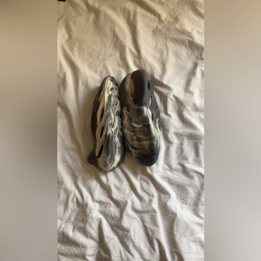 YEEZY FOAMRUNNERS “MXT MOON GREY” Size 10 Mens (am open to lower offers)